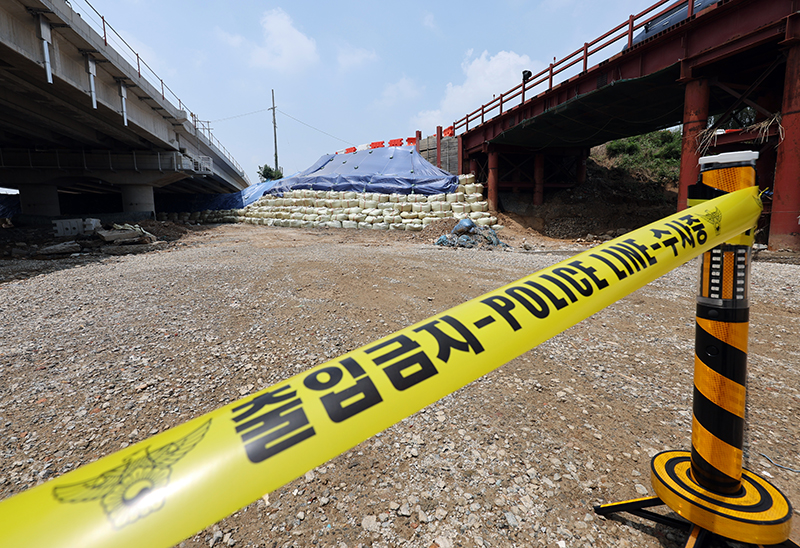 충북 오송 궁평2지하차도 침수 사고 원인을 밝히기 위한 경찰, 국과수 등 유관기관의 합동감식이 지난 20일 진행됐다. 사진은 이번 참사의 직접적인 원인으로 지목되는 미호강 제방. (사진=저작권자(c) 연합뉴스, 무단 전재-재배포 금지)