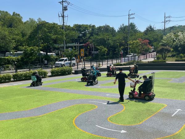 관악구는 전동휠체어 이용자를 위한 교육을 진행하고 있다.(사진=관악구청)