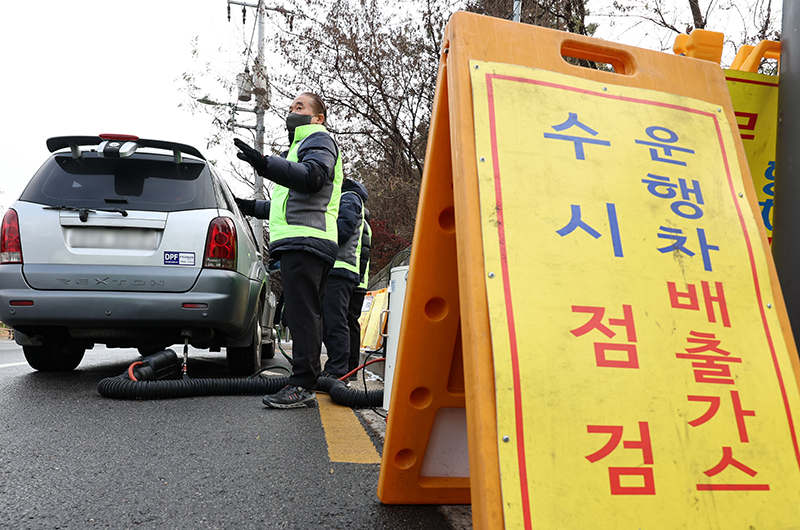 서울 양천구 서부트럭터미널 인근에서 서울시 대기정책과 직원들이 운행차 배출가스 단속을 하고 있다. (사진=저작권자(c) 연합뉴스, 무단 전재-재배포 금지)