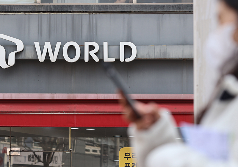 한 시민이 서울 시내 한 SK텔레콤 대리점 앞에서 신호를 기다리며 스마트폰을 보고 있다. (사진=저작권자(c) 연합뉴스, 무단 전재-재배포 금지)