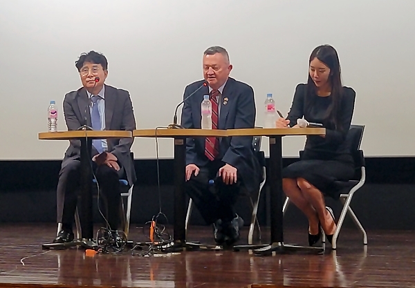 영화에 관해 김홍준 한국영상자료원장, 스티브 타프 전 미군 육군 중령의 해설이 이어졌다.