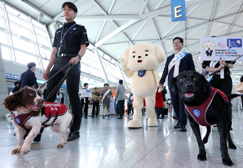 고광효 관세청장이 25일 오후 인천국제공항 제1터미널 출국장에서 2023년 상반기 마약 단속 동향 발표를 마친 뒤 탐지견 유로, 덱스터와 함께 마약류 밀반입 예방 캠페인을 펼치고 있다.(사진=저작권자(c) 뉴스1, 무단 전재-재배포 금지)