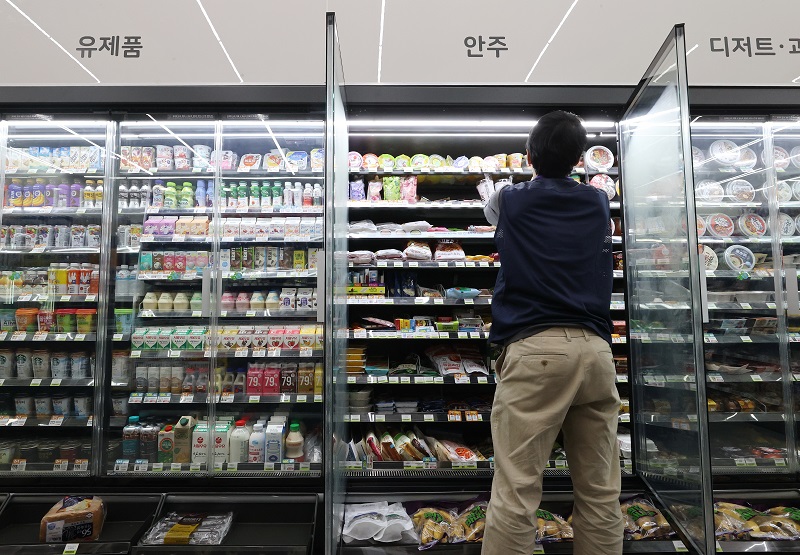 서울 성동구 편의점 CU 장안관광호텔점에 밀폐형 냉장고가 설치돼 있다.(사진=저작권자(c) 연합뉴스, 무단 전재-재배포 금지)