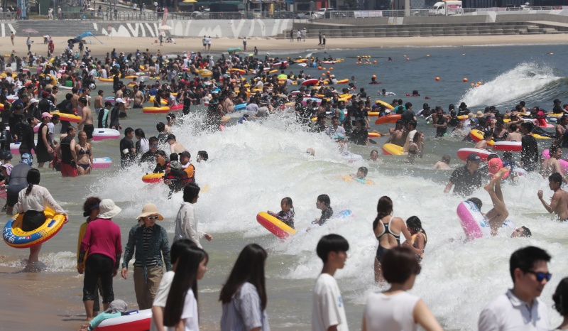 본격적인 피서철을 맞은 지난 7월 30일 오후 부산 해운대구 해운대해수욕장을 찾은 피서객들이 물놀이를 즐기며 더위를 식히고 있다.(사진=저작권자(c) 뉴스1, 무단 전재-재배포 금지)