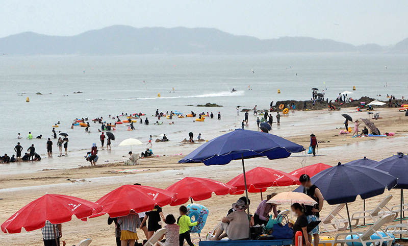 충남 보령시 대천해수욕장이 피서객들로 붐비고 있다. (사진=저작권자(c) 연합뉴스, 무단 전재-재배포 금지)