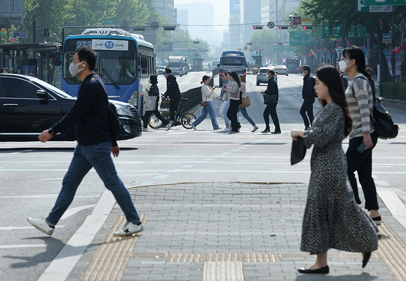 출근하는 직장인들 (사진=저작권자(c) 연합뉴스, 무단 전재-재배포 금지)