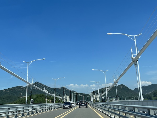 고군산군도를 연결하는 해안도로. 뻥 뚫린 도로와 바다가 시원함을 더해줬다.