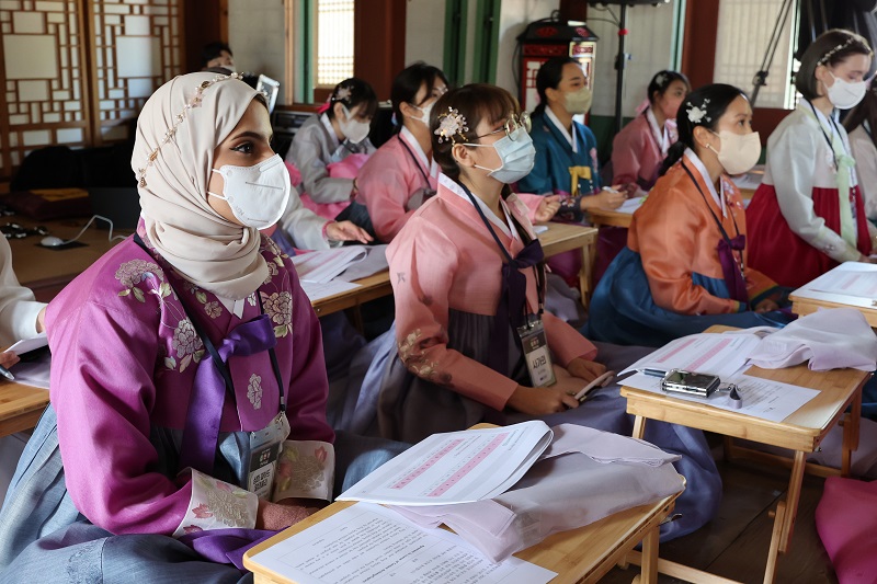 서울 경복궁 수정전에서 열린 ‘2022 세종학당 집현전 한국어 교실’에 참가한 세종학당 학생 등 주한 외국인들이 한국어를 배우고 있다. 2022. 10. 7.(사진=저작권자(c) 연합뉴스, 무단 전재-재배포 금지)