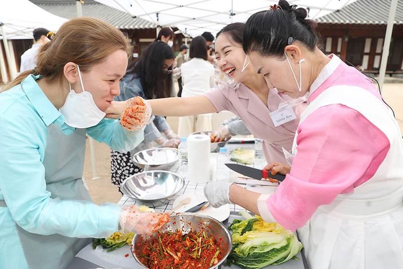 지난해 9월 28일 충청남도 아산 외암민속마을에서 열린 ‘2022 외국인 대상 한식 원데이 투어’에서 외국인 참가자들이 포기 김치를 체험하고 있다. (사진=문화체육관광부 국민소통실)