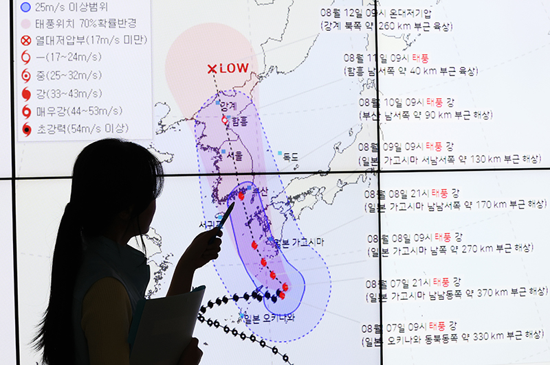 제6호 태풍 ‘카눈’이 북상하고 있는 7일 오후 경기도 수원시 권선구 수도권기상청에서 예보관이 태풍 경로를 주시하고 있다. (사진=저작권자(c) 연합뉴스, 무단 전재-재배포 금지)