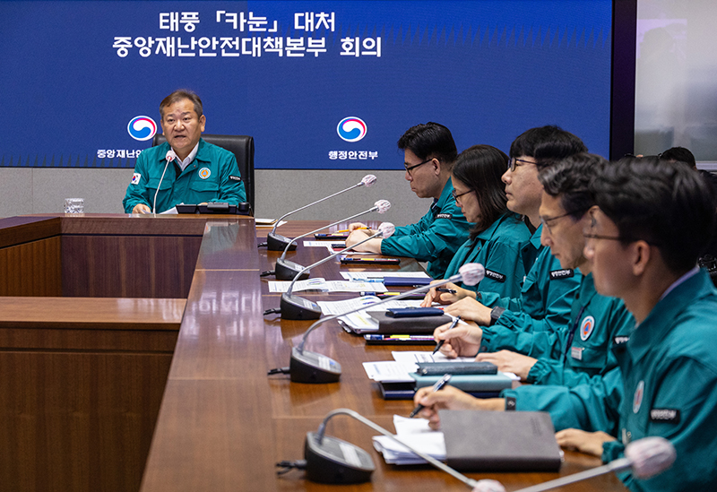 태풍 카눈의 북상으로 전국 대부분 지역에 태풍 특보가 내려진 10일 오전 이상민 행정안전부 장관이 서울 종로구 정부서울청사에서 열린 중앙재난안전대책본부 회의에서 재난 대비 철저를 강조하는 발언을 하고 있다. (사진=저작권자(c) 연합뉴스, 무단 전재-재배포 금지)