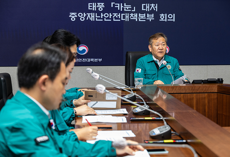 태풍 ‘카눈’이 밤사이 휴전선을 넘어 북한 지역으로 올라가 열대저압부로 소멸한 11일 오전 이상민 행정안전부 장관이 11일 오전 서울 종로구 정부서울청사에서 열린 중앙재난안전대책본부 회의에 참석해 신속하고 안전한 피해 복구에 대해 발언하고 있다. (사진=저작권자(c) 연합뉴스, 무단 전재-재배포 금지)