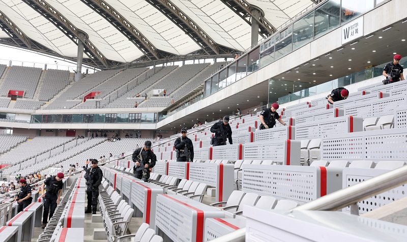 Prior to the 2023 Saemangeum 25th World Scout Jamboree K-Pop Super Live performance at the Seoul World Cup Stadium in Mapo-gu, Seoul on the 11th, special forces police officers are looking at the safety of the venue.  (Photo = Ministry of Culture, Sports and Tourism)