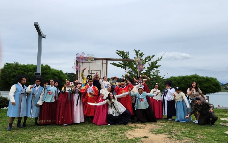 Scouts participating in a cultural and tourism program in Chungcheongbuk-do and experiencing the traditional costume, Hanbok.  (Photo = World Scout Jamboree Organizing Committee)