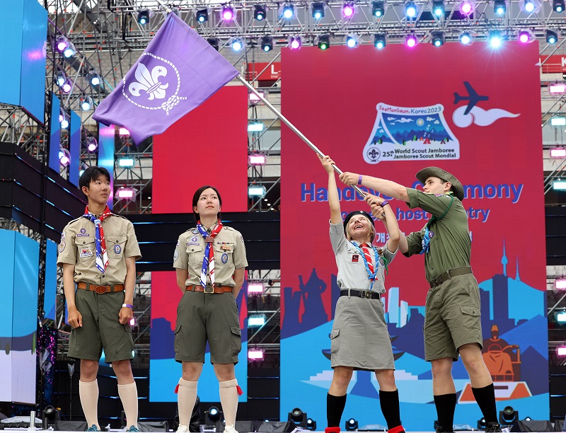 At the closing ceremony of the 25th World Scout Jamboree 2023 Saemangeum held on the 11th at Seoul World Cup Stadium, Mapo-gu, Seoul, Korean scouts (Min-seong Kim, Hwai Kwon) delivered the alliance flag to the members of Poland (Mateus, Marta), the host country of the next World Jamboree, are saying hello  (Photo = Ministry of Gender Equality and Family)