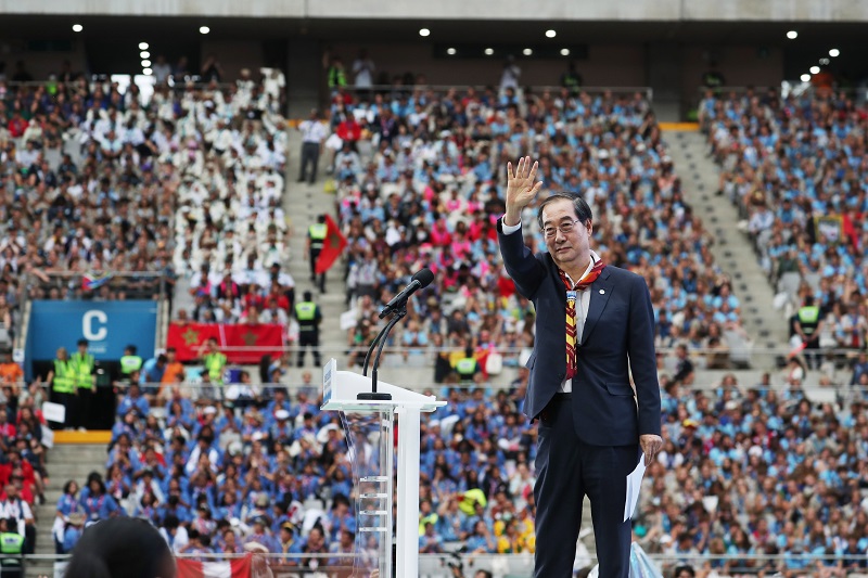 Prime Minister Han Deok-soo waves after a congratulatory speech at the closing ceremony of the 25th World Scout Jamboree 2023 Saemangeum at Seoul World Cup Stadium in Mapo-gu, Seoul on the 11th.  (Photo = Ministry of Culture, Sports and Tourism)
