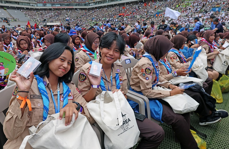 On the 11th, at the closing ceremony of the 25th World Scout Jamboree in Saemangeum 2023 at the Seoul World Cup Stadium in Mapo-gu, Seoul, scouts from each country are looking at the welcome back.  (Photo = Ministry of Culture, Sports and Tourism)