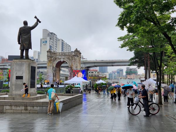 <2023 서대문독립축제>가 열리는 서대문독립공원은 비가 와도 축제를 즐기는 사람들로 가득했다.