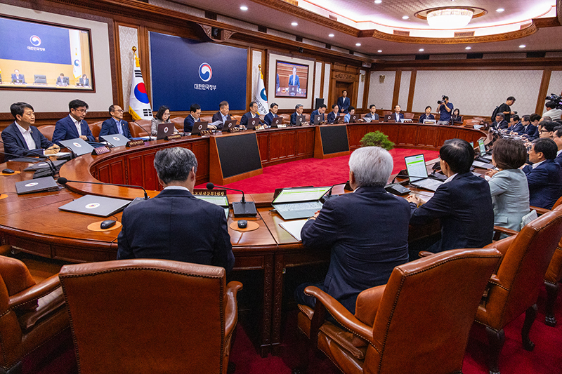 한덕수 국무총리가 14일 오전 서울 종로구 정부서울청사에서 열린 국무회의에 참석해 잼버리를 둘러 싼 어려움과 국민의 노력에 감사하는 내용의 발언을 하고 있다. (사진=저작권자(c) 연합뉴스, 무단 전재-재배포 금지)