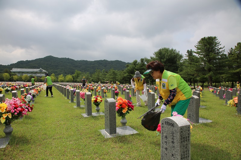 지난달 12일 유산회 회원들이 국립대전현충원 묘역정화활동을 하고 있다. 유산회는 매달 두 차례 현충원 정화 활동을 펼치고 있다. (사진=나라사랑신문)