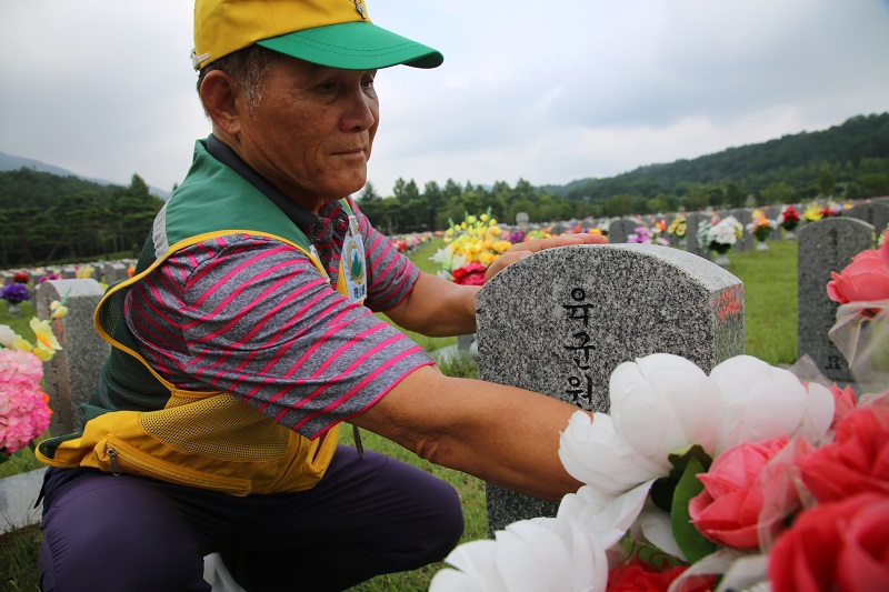 대전현충원에서 12년째 봉사 중인 유산회 이범진 회장. (사진=나라사랑신문)