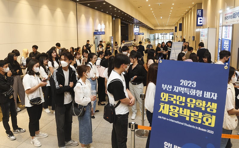 지난 7월20일 부산 동구 부산항국제전시컨벤션센터에서 열린 ‘지역특화형 비자 유학생 채용박람회’에서 외국인 유학생들이 입장을 기다리고 있다.(사진=저작권자(c) 연합뉴스, 무단 전재-재배포 금지)