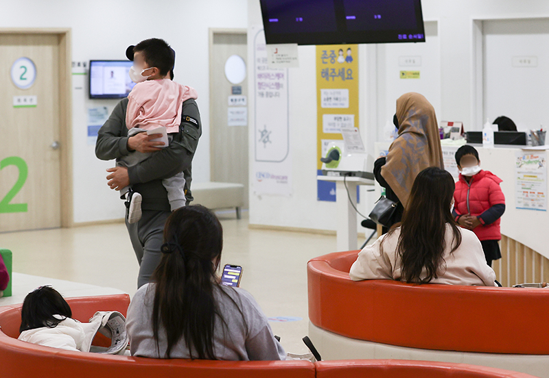 서울 성북구 우리아이들병원에서 시민들이 대기하고 있다. (사진=저작권자(c) 연합뉴스, 무단 전재-재배포 금지)