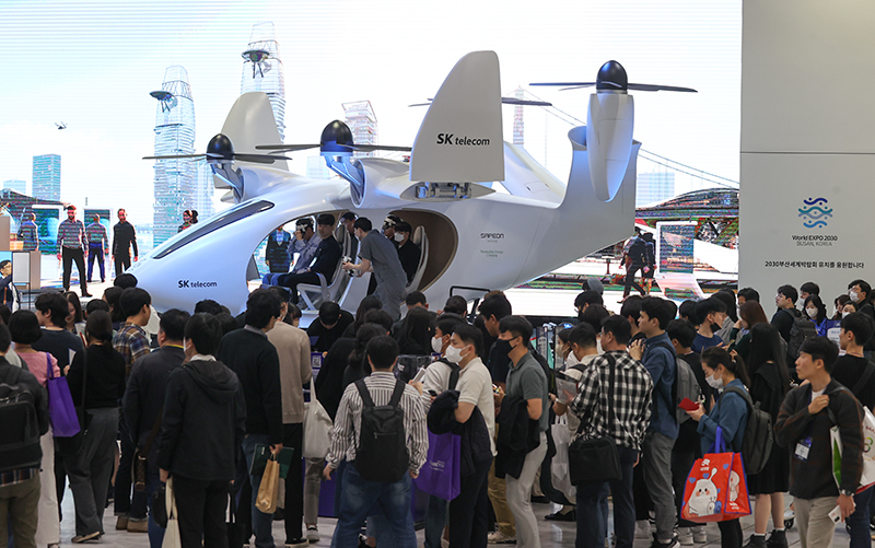 지난 5월 19일 서울 강남구 코엑스에서 열린 ‘2023 월드IT쇼’에서 관람객들이 도심항공교통(UAM) VR체험을 하고 있는 모습.(사진=저작권자(c) 연합뉴스, 무단 전재-재배포 금지)