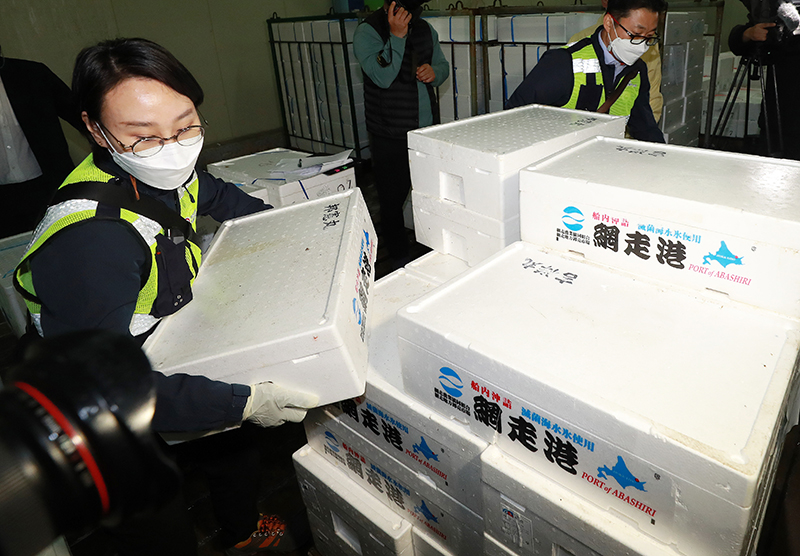 부산 감천항 수입식품검사소에서 식약처 감천항검사소 관계자들이 일본산 일본산 수입 수산물에 대한 방사능 검사를 위해 검체를 채취하고 있다. (사진=저작권자(c) 연합뉴스, 무단 전재-재배포 금지)