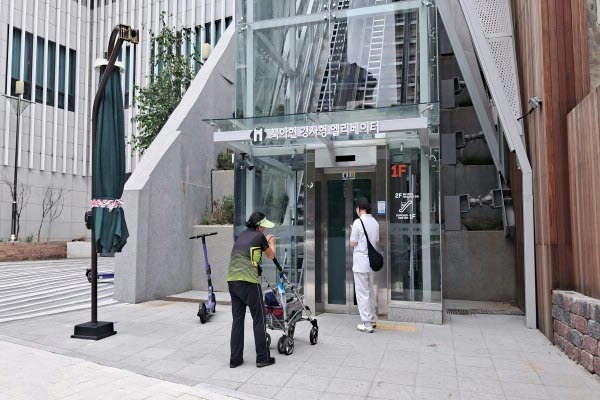 ‘북아현동 경사형 엘리베이터’가 ‘2023 대한민국 공공디자인대상’을 받았다.