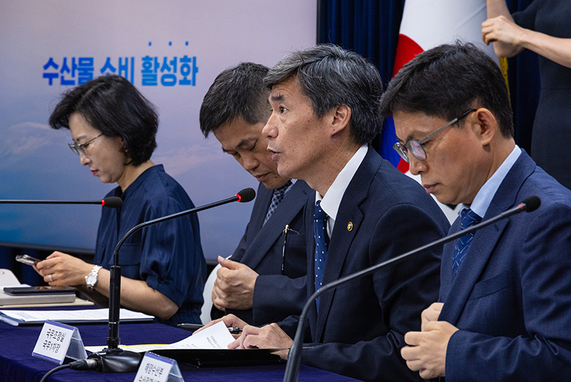 박구연 국무조정실 1차장(왼쪽 세 번째)이 31일 오전 서울 종로구 정부서울청사에서 열린 일본 후쿠시마 원전 오염수 방류 관련 정부 일일 브리핑에 참석해 도쿄 전력이 제공한 방류 데이터에 대한 우리 정부의 분석을 발표하고 있다. (사진=저작권자(c) 연합뉴스, 무단 전재-재배포 금지)