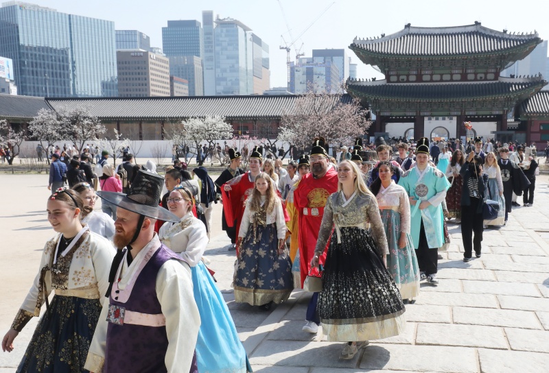 지난 3월 27일 서울 종로구 경복궁에서 한복을 곱게 입은 덴마크 중학교 선생과 학생들이 밝게 웃으며 관광을 하고 있다.(사진=저작권자(c) 뉴스1, 무단 전재-재배포 금지)