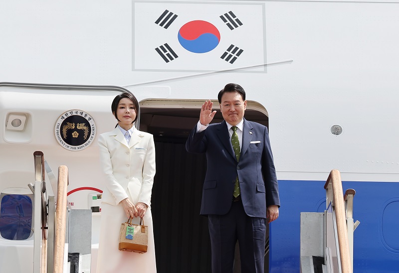 아세안 관련 정상회의와 주요 20개국(G20) 정상회의 참석 등을 위해 인도네시아와 인도를 순방하는 윤석열 대통령 부부가 5일 성남 서울공항에서 출국하며 환송객을 향해 손을 흔들고 있다.(사진=저작권자(c) 연합뉴스, 무단 전재-재배포 금지)