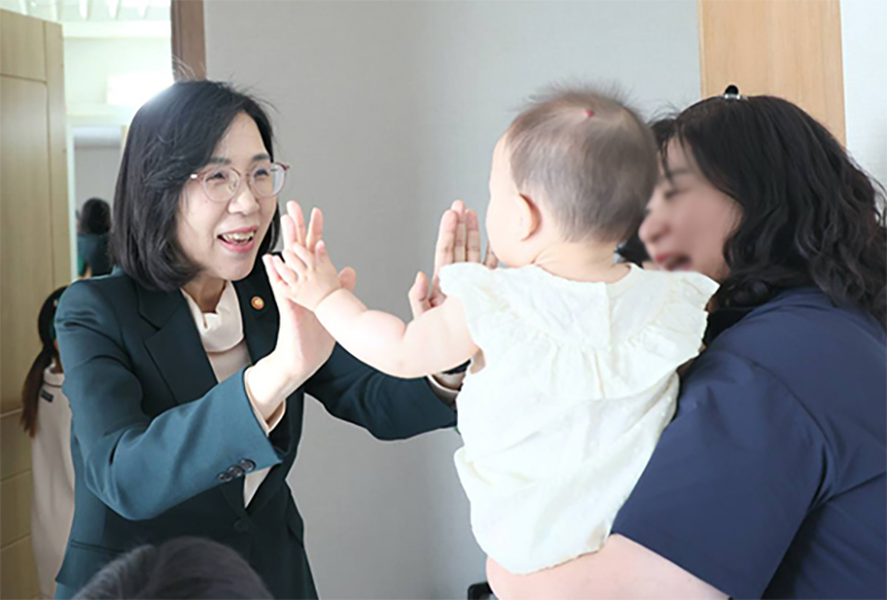 김현숙 여성가족부 장관이 지난 5월 11일 서울 성북구 아이돌봄서비스 이용 다자녀가정을 방문해 아이와 인사하고 있다. (사진=여성가족부)