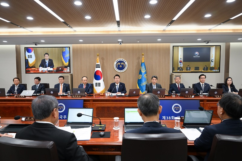 윤석열 대통령이 12일 서울 용산 대통령실 청사에서 국무회의를 주재하고 있다.(사진=저작권자(c) 연합뉴스, 무단 전재-재배포 금지)