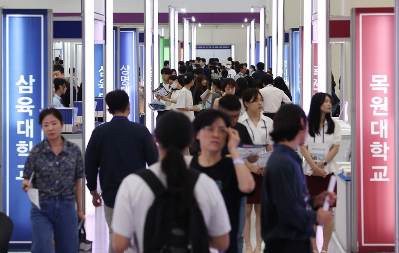 서울 강남구 코엑스에서 열린 ‘2024학년도 수시 대학 입학 정보박람회’에서 학부모와 수험생들이 부스를 둘러보고 있다. 2023. 7. 20. (사진=저작권자(c) 연합뉴스, 무단 전재-재배포 금지)