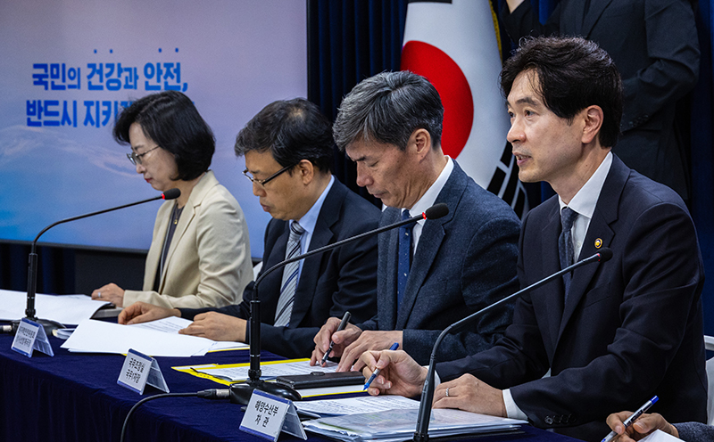 박성훈 해양수산부 차관(왼쪽 네 번째)이 13일 정부서울청사에서 열린 후쿠시마 원전 오염수 방류 관련 브리핑에 참석해 발언하고 있다. (사진=저작권자(c) 연합뉴스, 무단 전재-재배포 금지)