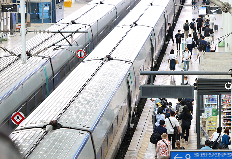 서울역에서 승객들이 운행이 KTX 탑승장으로 향하고 있다. (사진=저작권자(c) 연합뉴스, 무단 전재-재배포 금지)