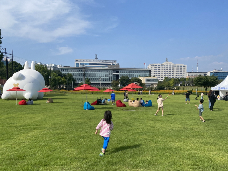 아이들이 함께 잔디밭에서 뛰어놀며 체험했다