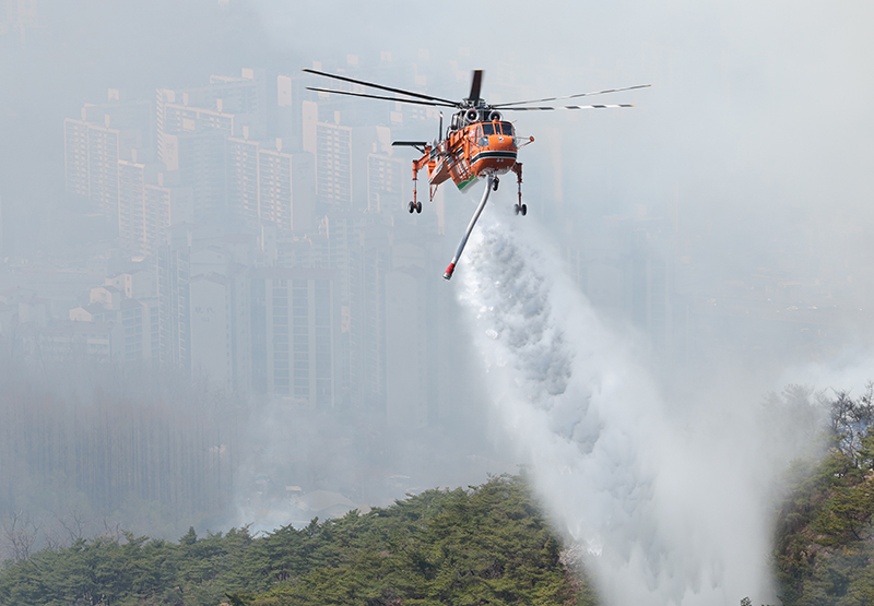 지난 4월 산불이 발생한 서울 종로구 인왕산에서 소방헬기가 진화 작업을 하고 있다. (사진=저작권자(c) 연합뉴스, 무단 전재-재배포 금지)