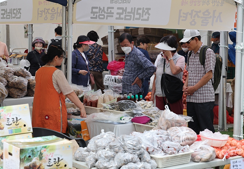 지난 11일 서울광장에서도 4년 만에 대면으로 ‘추석 농수특산물 서울장터’를 운영했다. (사진=저작권자(c) 연합뉴스, 무단 전재-재배포 금지)