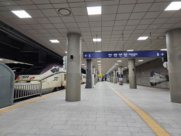 지난 9월 1일부터 SRT열차의 경전선, 동해선, 전라선 운행이 시작됐다. 플랫폼에 열차가 출발을 준비하고 있다.