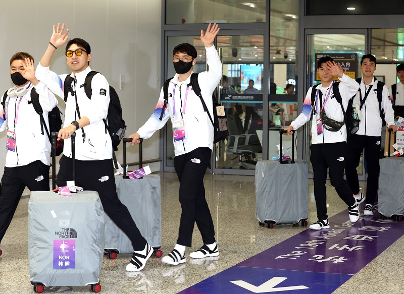 항저우 아시안게임에 출전하는 대한민국 대표팀 선수들이 21일 중국 항저우 샤오산 국제공항을 통해 입국하고 있다.(사진=저작권자(c) 연합뉴스, 무단 전재-재배포 금지)