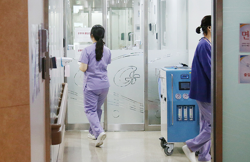 인천시 남동구 가천대 길병원에서 간호사들이 분주하게 움직이고 있다. (사진=저작권자(c) 연합뉴스, 무단 전재-재배포 금지)