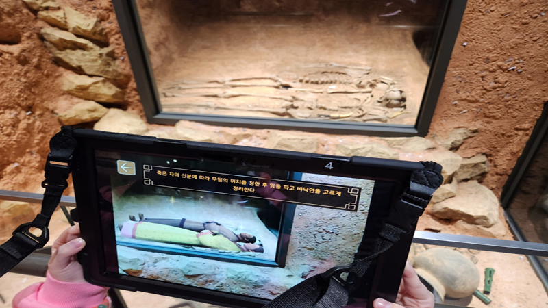 아이와 함께 방문한 대성동고분박물관에서 덧널무덤을 태블릿으로 비추니 증강현실체험이 가능해 생생한 문화재 체험을 할 수 있었다.