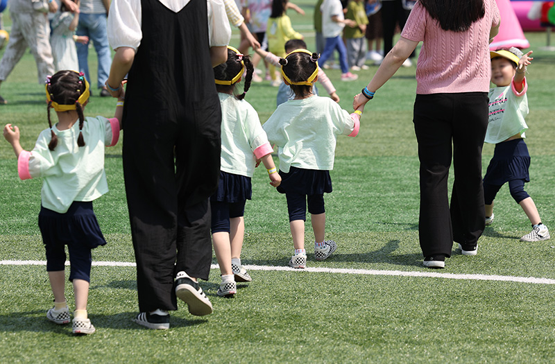 어린이들이 나란히 걸어가고 있다. (사진=저작권자(c) 연합뉴스, 무단 전재-재배포 금지)