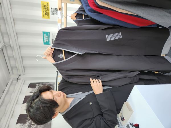 웨이유그룹의 문서빈 공동대표가 두루마리를 변형한 코트를 보여주고 있다.