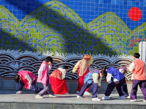 안무가로 구성된 온오즈 그룹이 한복을 입은 채 현란한 춤동작을 보여주고 있다.
