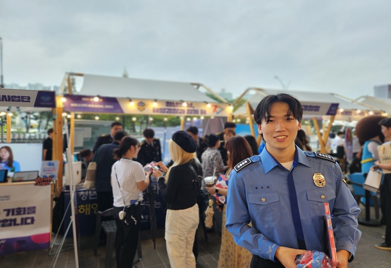 박강인 청년인턴이 ‘2023 청년의 날’ 행사에서 운영한 해양경찰청 정책라운지에 참여한 모습.