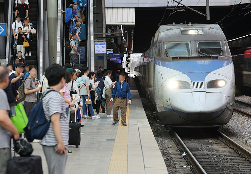 서울역에서 승객들이 KTX 열차를 기다리고 있다. (사진=저작권자(c) 연합뉴스, 무단 전재-재배포 금지)